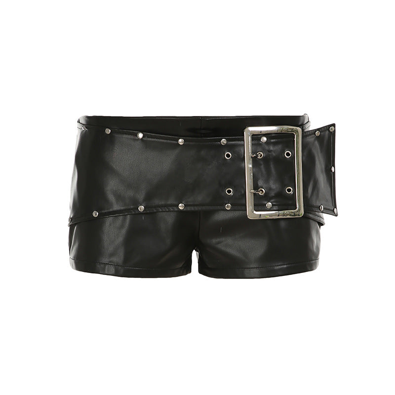 Damen Kunstleder-Shorts mit dekorativen Knopfdetails R&B