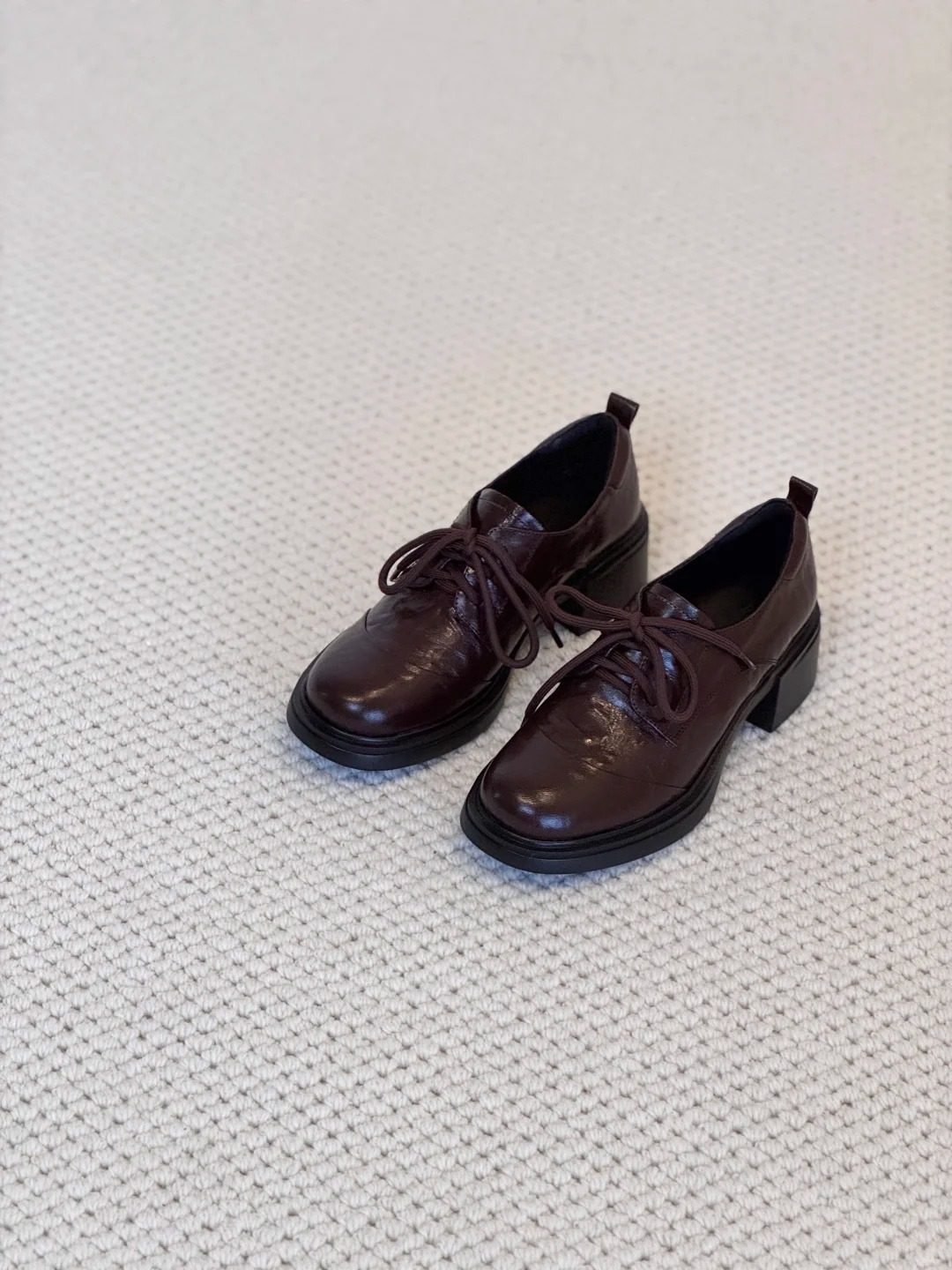 Damen Elegante Schnürschuhe mit modernem Blockabsatz und glänzender Oberfläche R&B