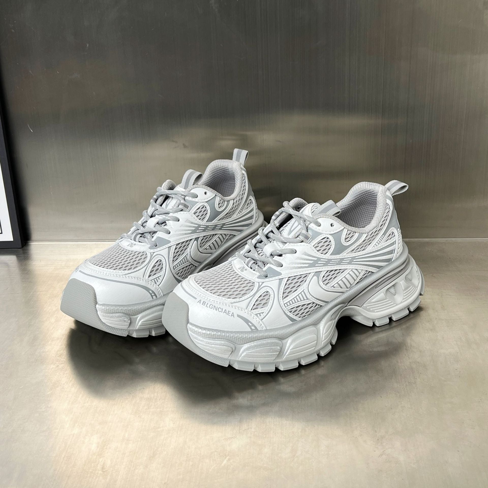 Damen moderne Laufschuhe mit innovativer Dämpfungstechnologie R&B