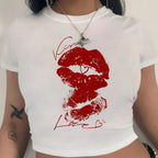 Damen Crop-T-Shirt mit animalistischem Lippenmotiv und auffälligem Schriftzug R&B