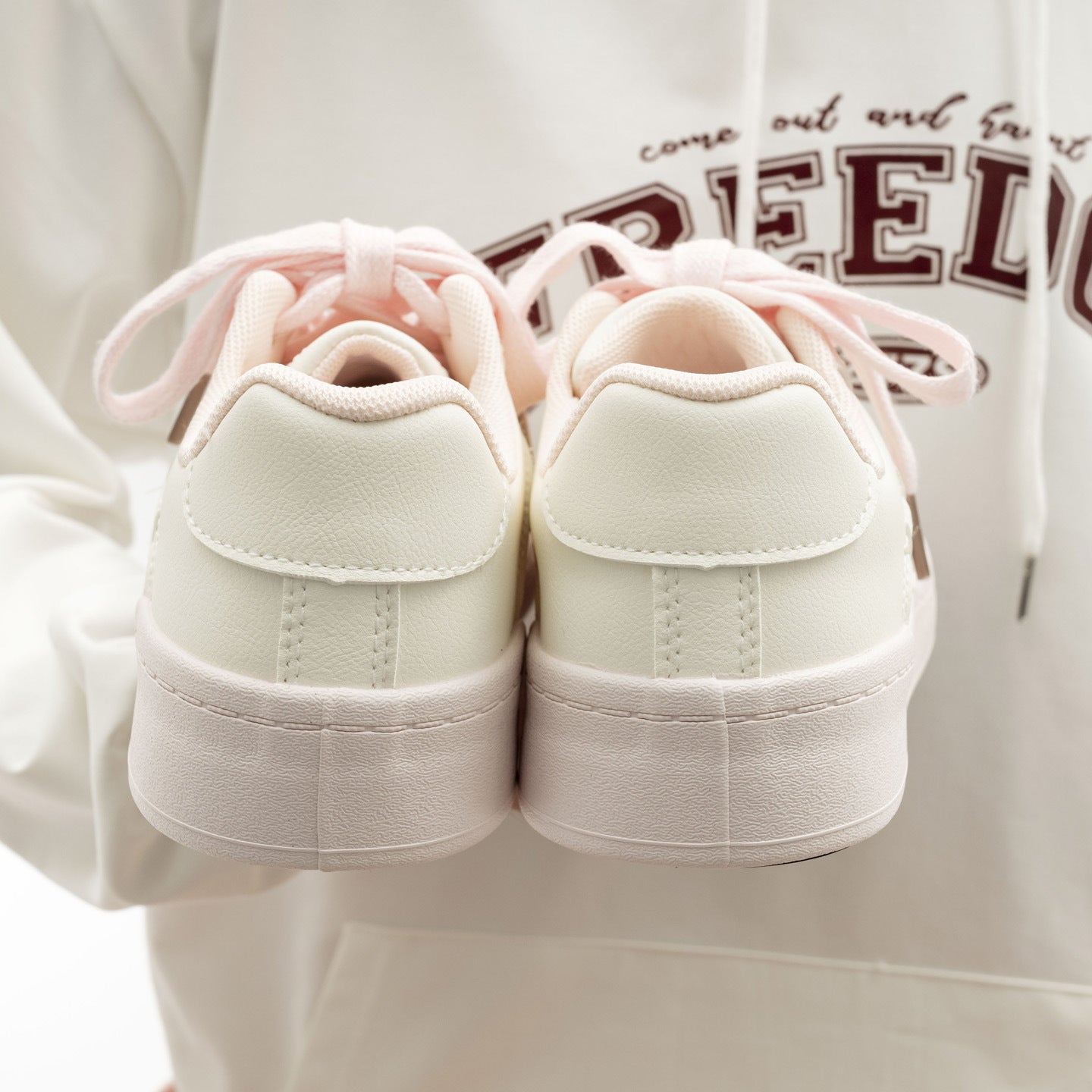 Damen Sneakers mit floralem Stickmuster und bequemer Dämpfung