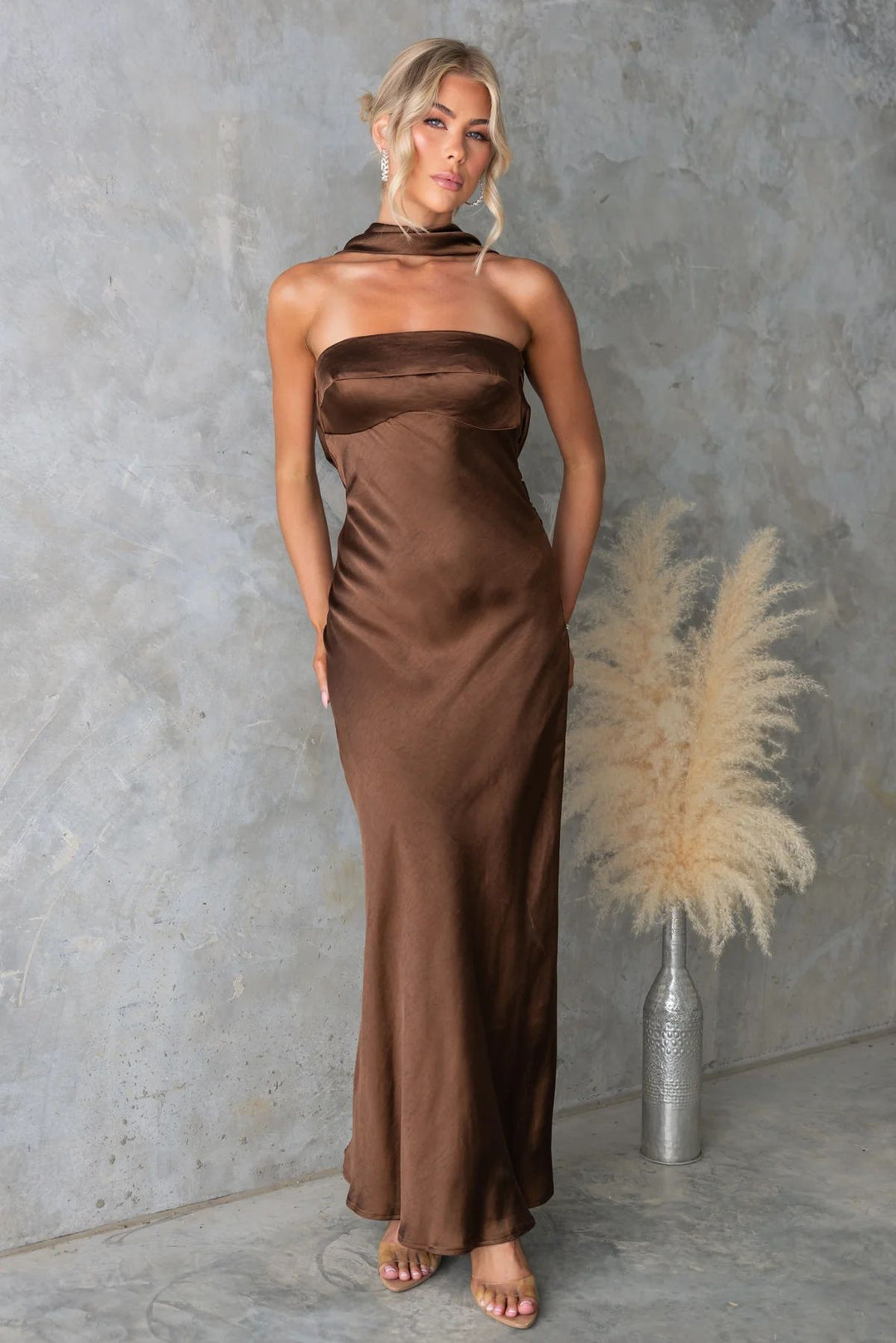 Damen Elegantes Abendkleid mit schulterfreiem Design und schimmerndem Satin R&B