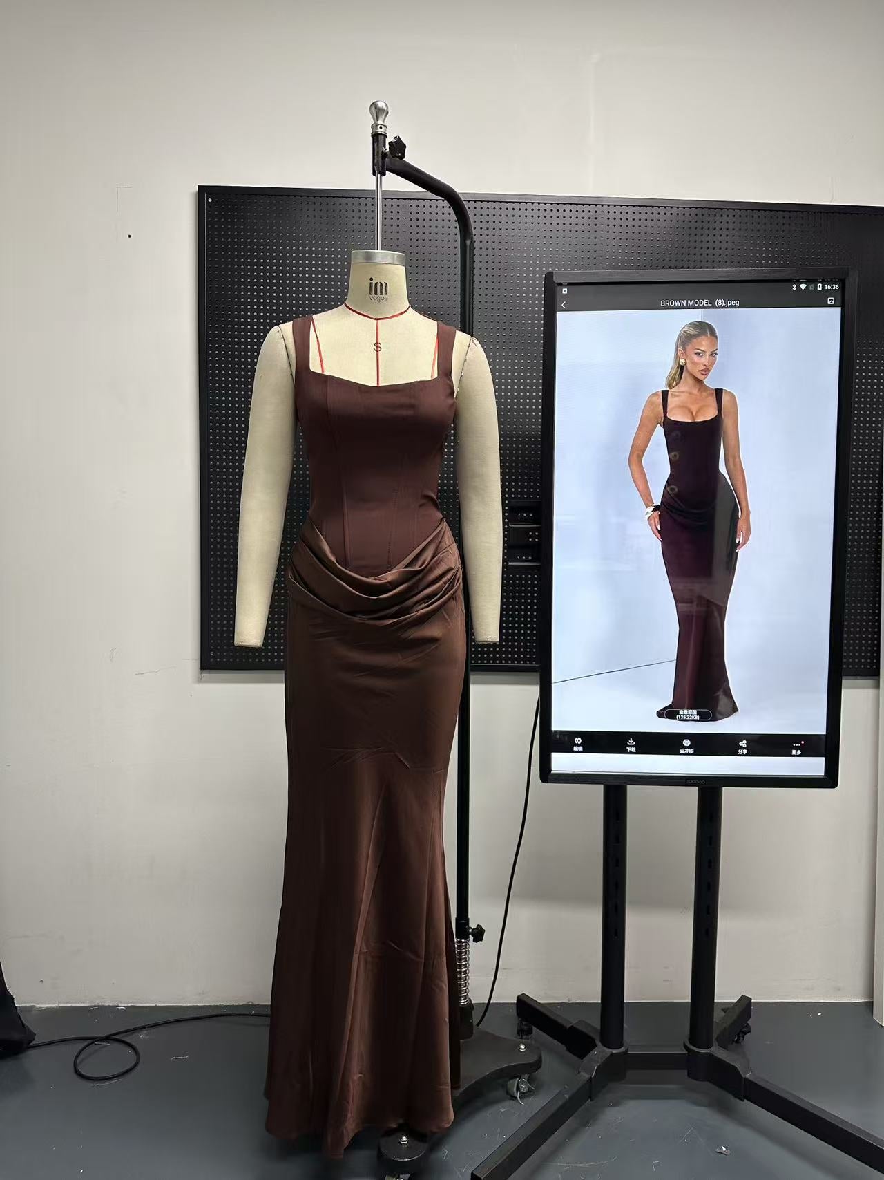 Damen Fließendes Maxi-Kleid mit asymmetrischem Schnitt und raffiniertem Drapé R&B