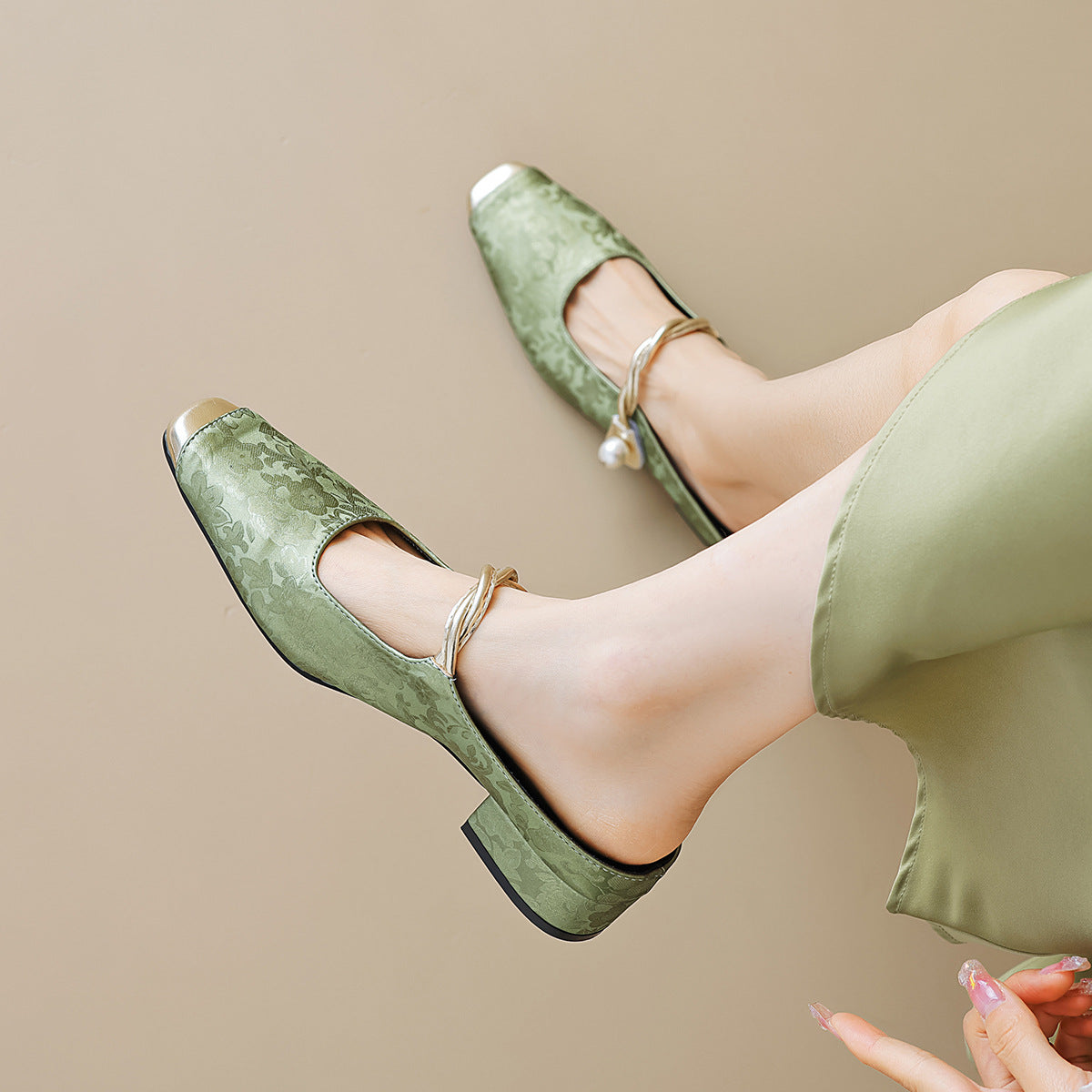 Damen Slingback-Mules mit schimmerndem Stoff und dekorativem Schnallenakzent