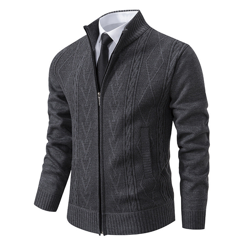 Herren Strickjacke mit modernem Zopfmuster und hochgeschlossenem Kragen R&B