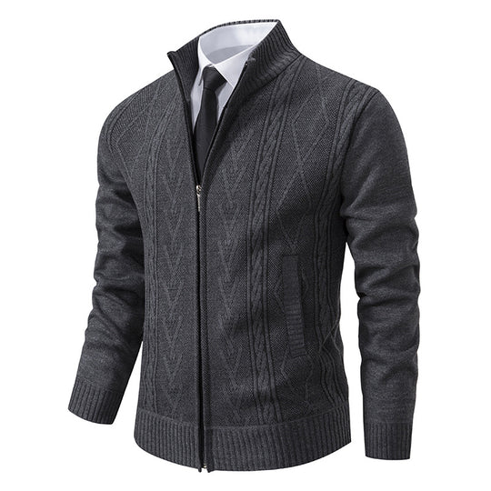 Herren Strickjacke mit modernem Zopfmuster und hochgeschlossenem Kragen R&B
