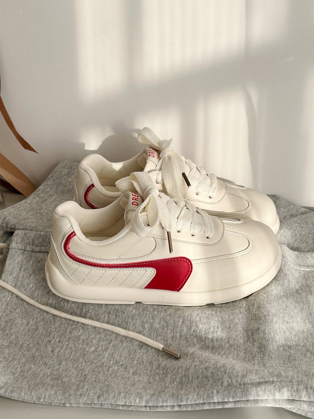 Damen Sneaker mit modischen Akzenten und rutschfester Sohle R&B