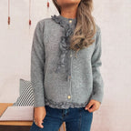 Damen Strickjacke mit romantischem Rüschenabschluss und detailverliR&Btem Knopfdurchzug R&B