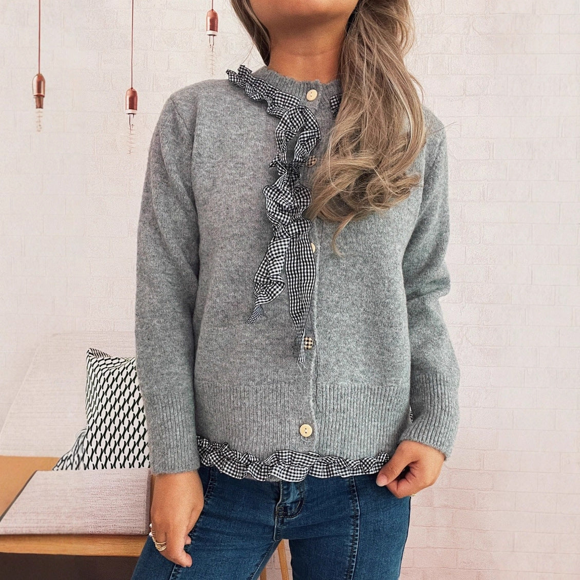 Damen Strickjacke mit romantischem Rüschenabschluss und detailverliR&Btem Knopfdurchzug R&B