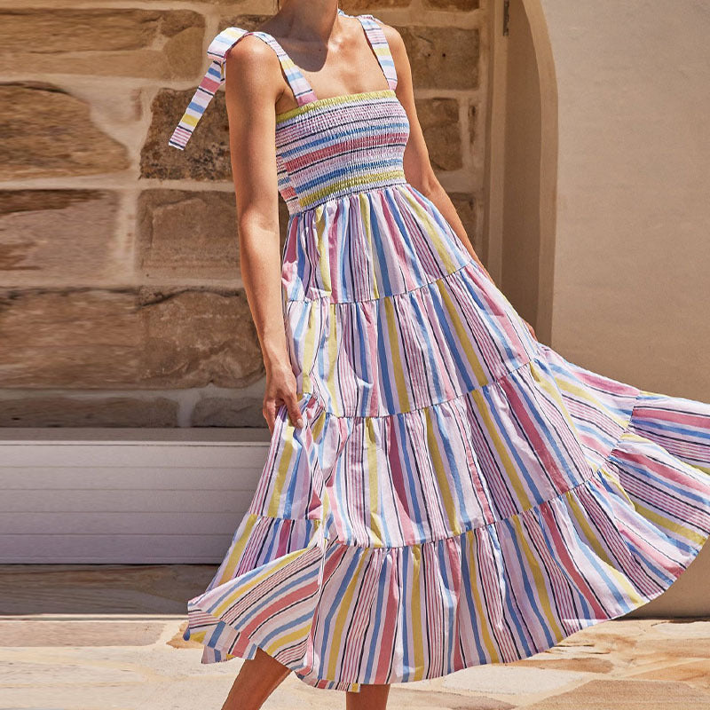 Damen Maxikleid mit schmeichelndem Smock-Oberteil und verspielten Trägern