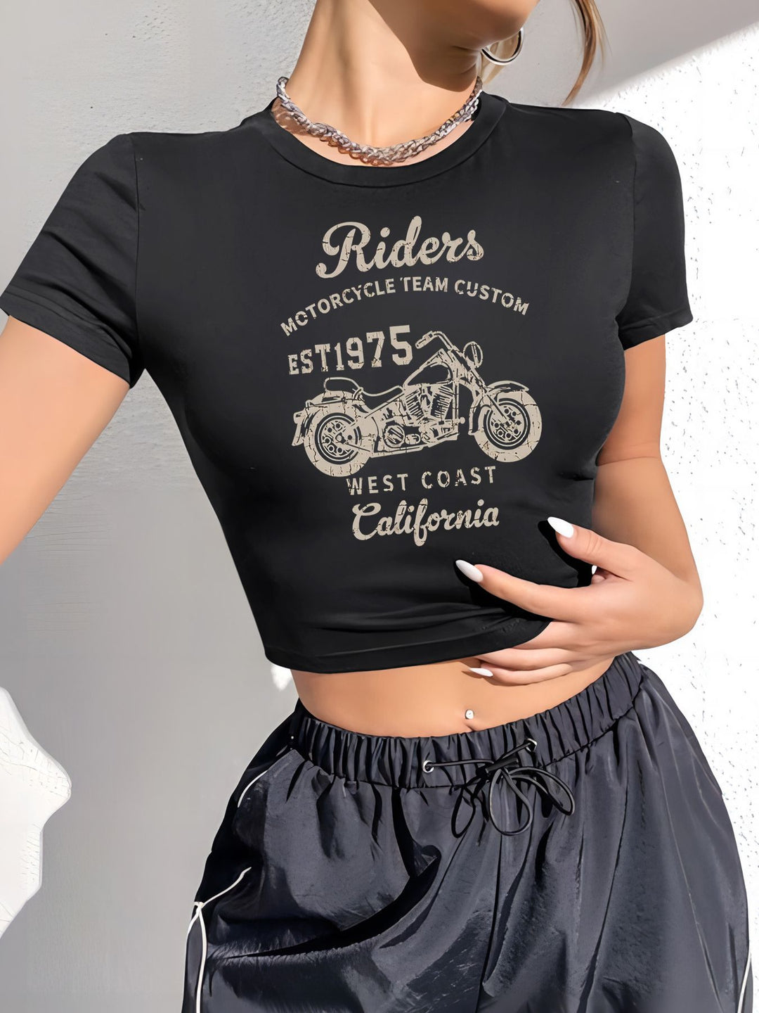 Damen Crop-T-Shirt mit individuellem Motorradmotiv und elegantem Schriftzug R&B