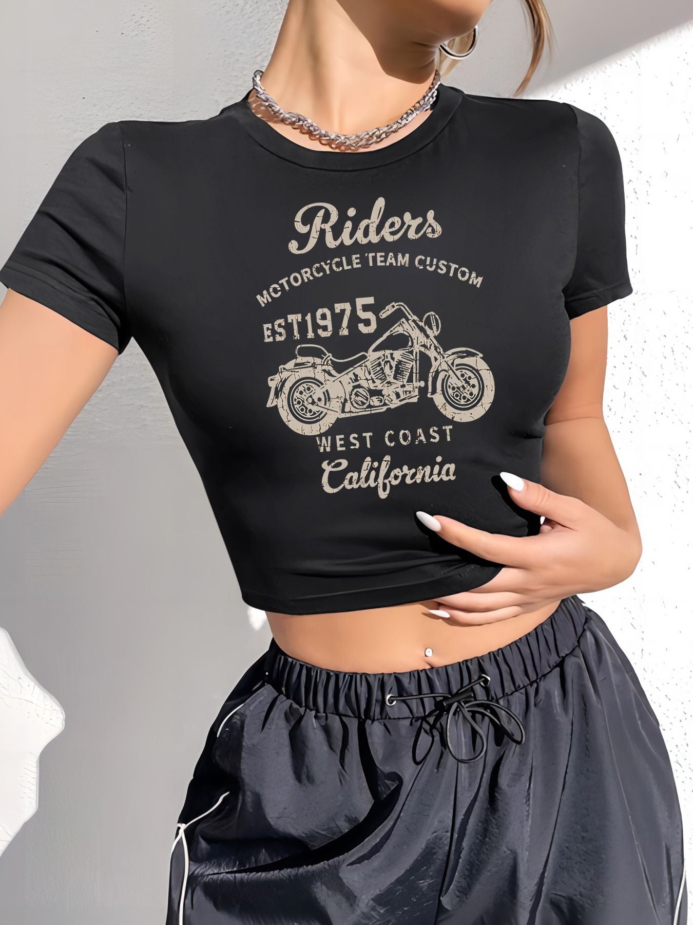 Damen Crop-T-Shirt mit individuellem Motorradmotiv und elegantem Schriftzug R&B
