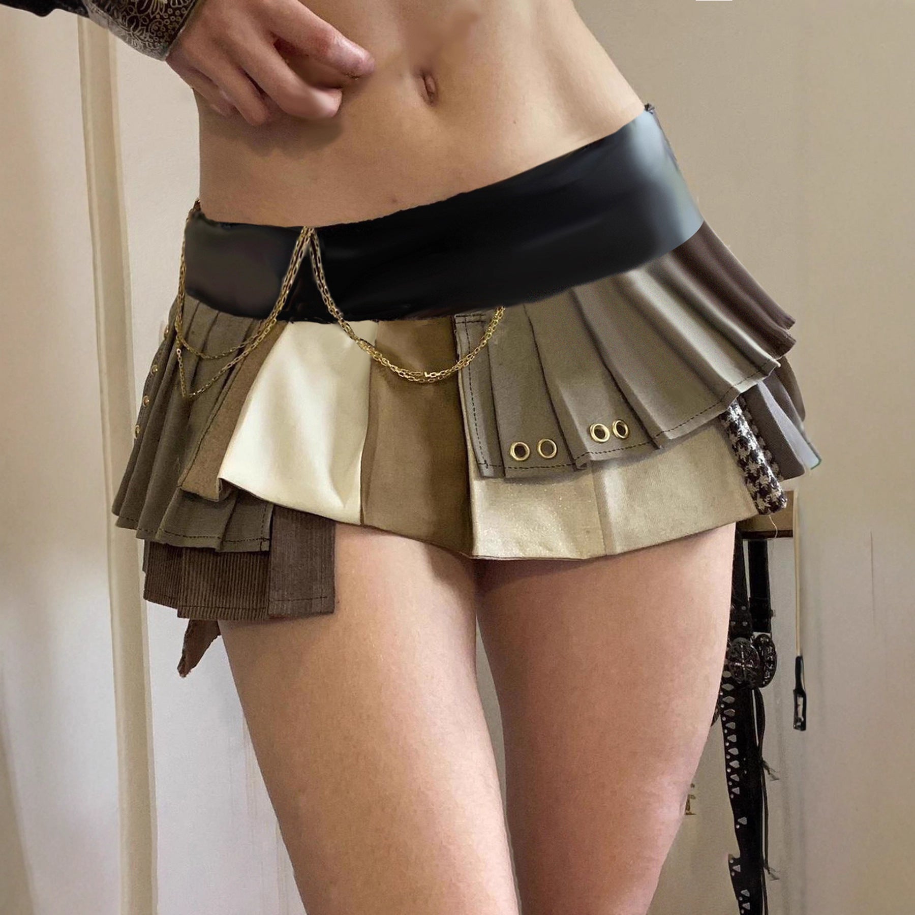Damen modischer Minirock mit verschiedenartigen Stofflagen und Rüschen R&B