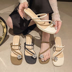Damen modische Plateau-Sandalen mit funkelndem Schmuckdetail und transparentem Absatz EB