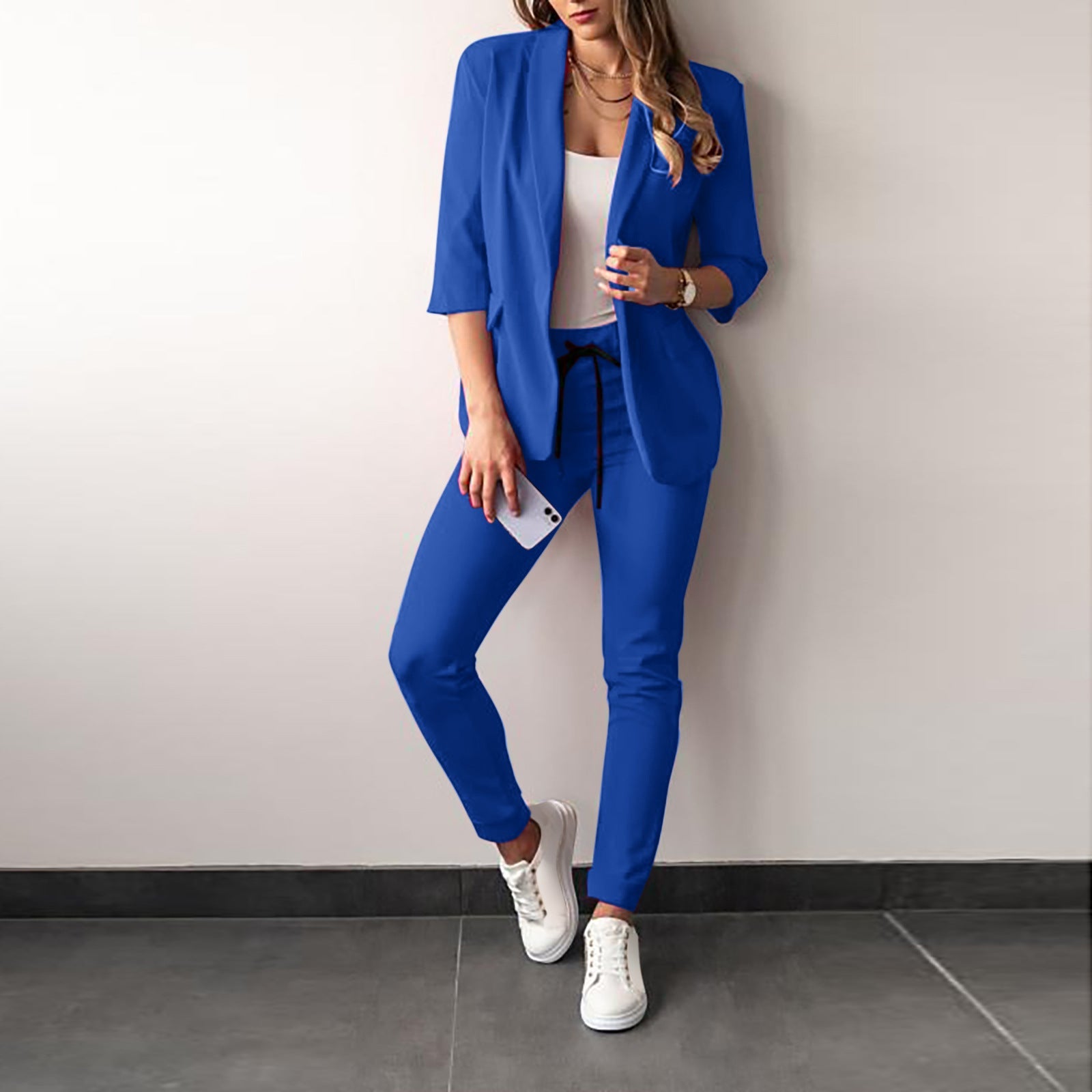 Damen elegantes und modernes Anzug-Set mit tailliertem Blazer und schmalen Hosen