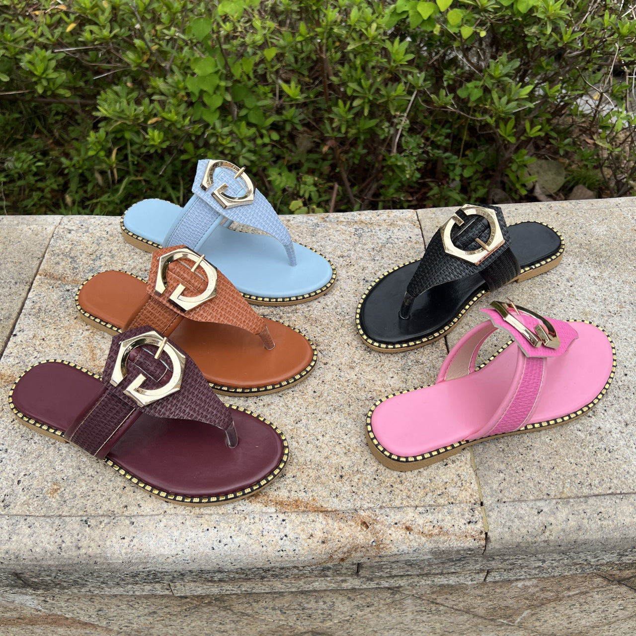 Damen modische Riemen-Sandalen mit zeitgemäßem Schmuckdetail und rutschfester Sohle R&B