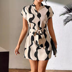 Damen kurzes, modisches Kleid mit geformtem Schnitt R&B