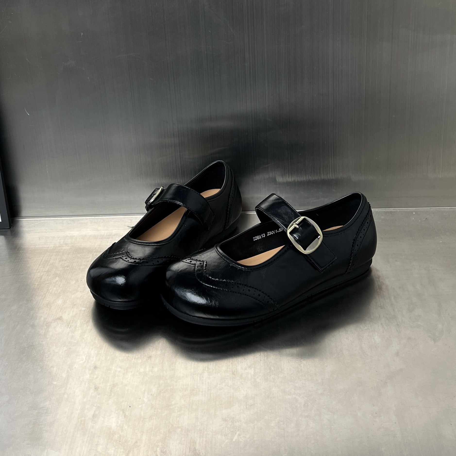 Damen elegante Slipper mit modischem Riemen und feinem Broguemuster R&B
