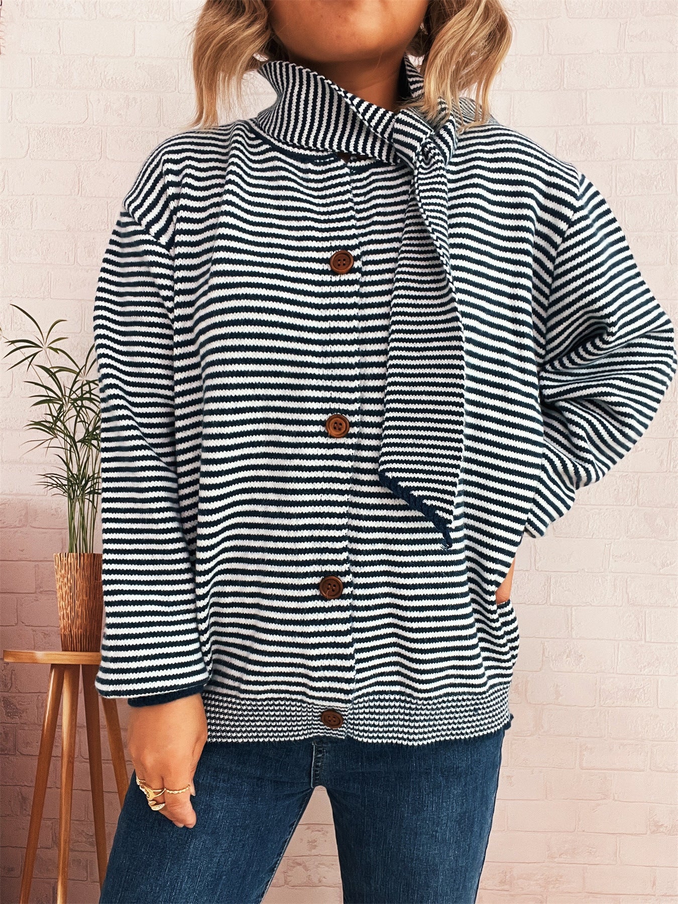 Damen gestreifte Strickjacke mit modernem Kragen und Knopfverschluss R&B