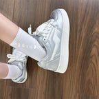 Damen Sportliche Sneakers mit reflektierender Oberfläche und dämpfender Laufsohle