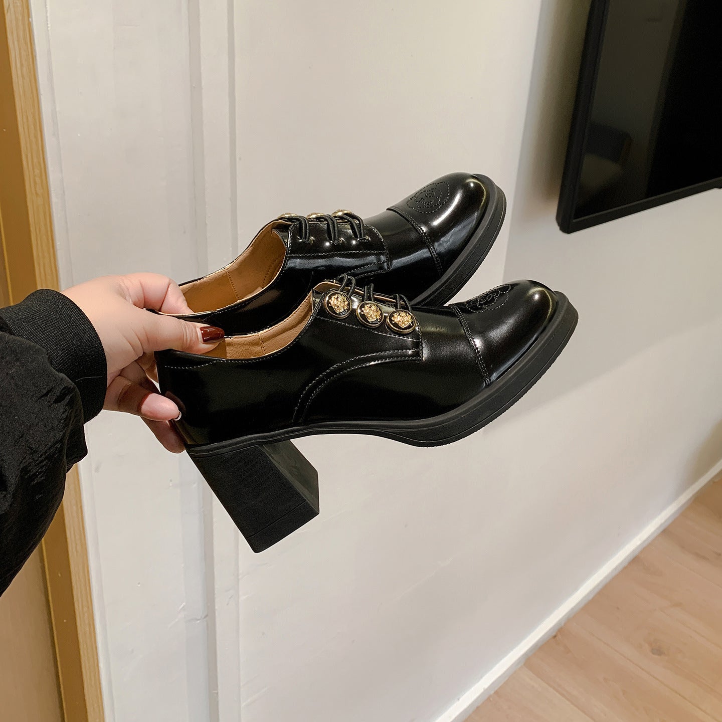 Damen Klassische Schnürpumps mit glänzender Lack-Oberfläche und stilvollen Schmuckdetails