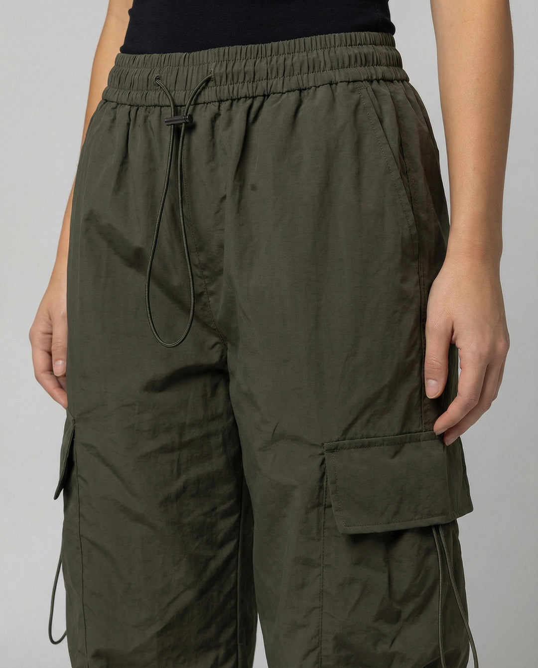Utilitaristische Cargohose mit hoher Taille großen Klapptaschen und verstellbarem Saum R&B
