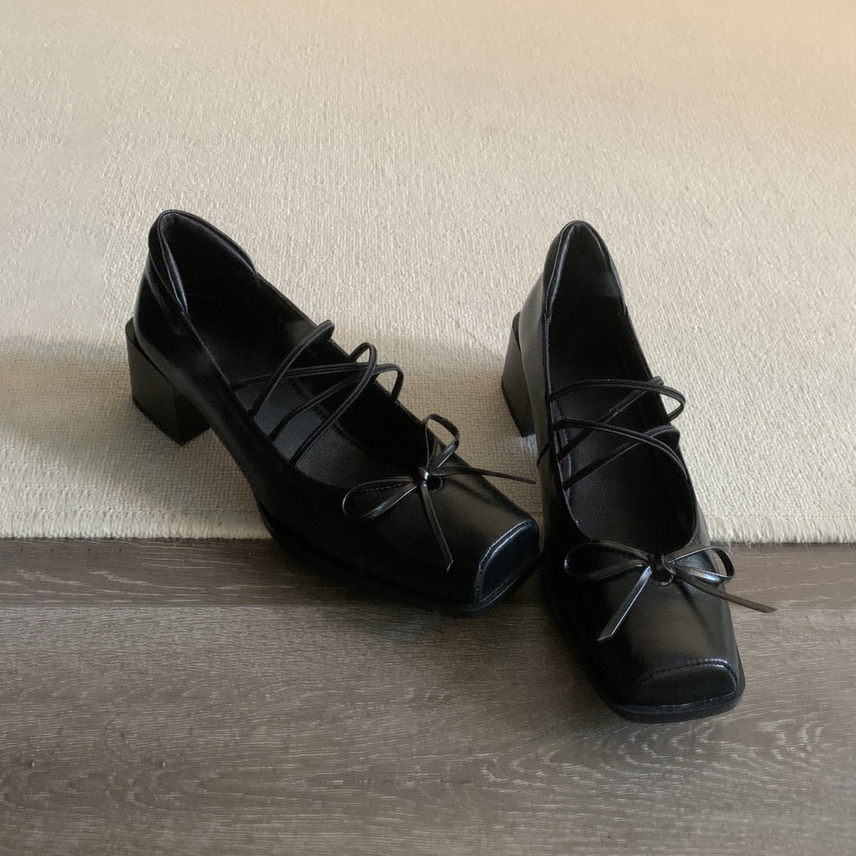 Damen Chunky Pumps mit verspieltem Schnürdetail und breitem Blockabsatz