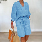 Damen lässiges Sommer-Outfit mit weitem Oberteil und Shorts