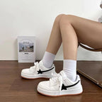 Damen Sportliche Sneaker mit modernem Design und atmungsaktiver Schwarz-Weiß-Kombination R&B