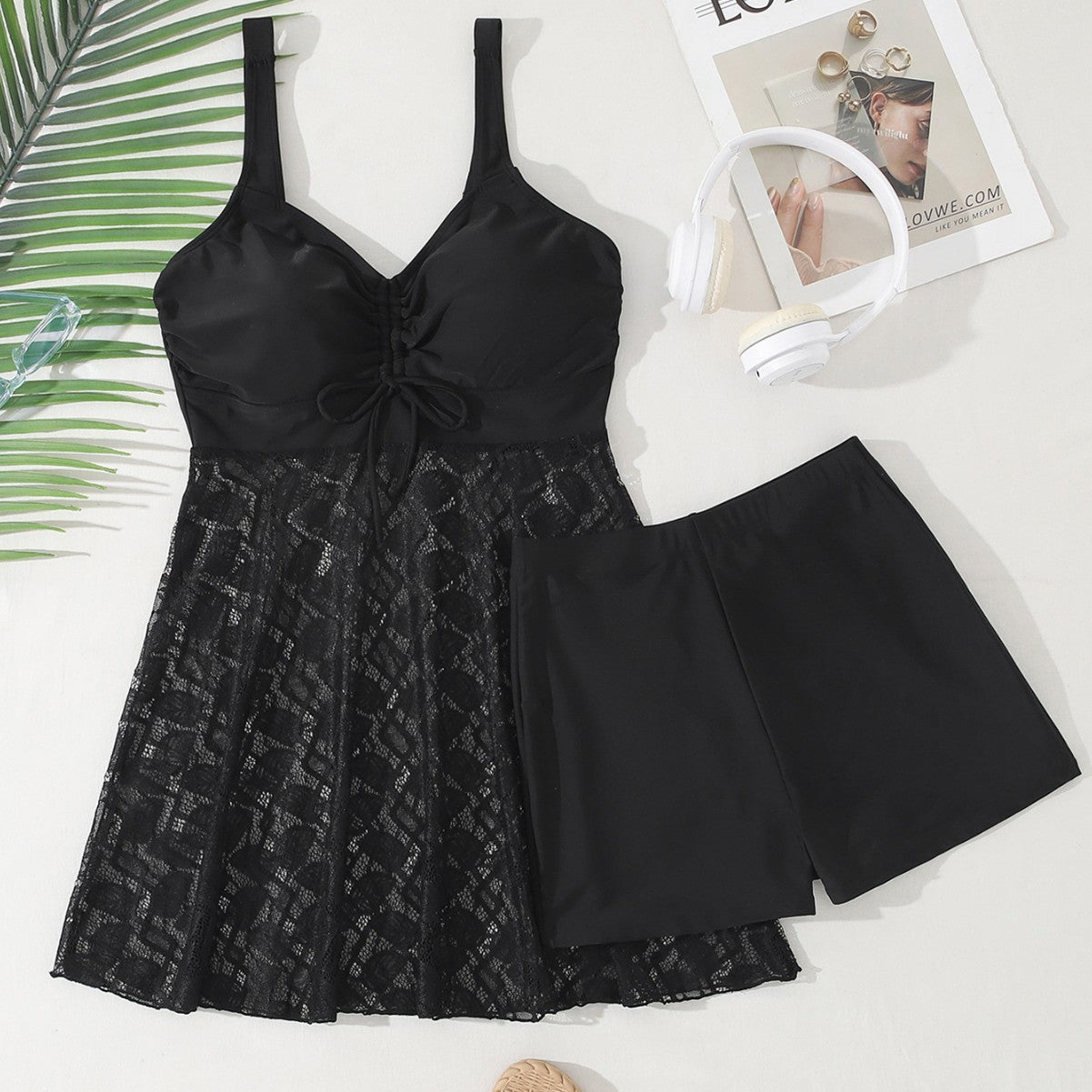 Damen Strandkleid mit raffiniertem Schnitt und floralen Details R&B
