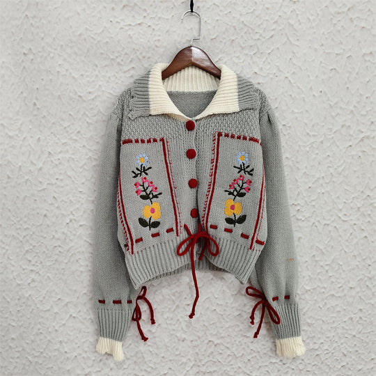 Damen Strickjacke mit floralen Stickereien und dekorativen Knöpfen R&B