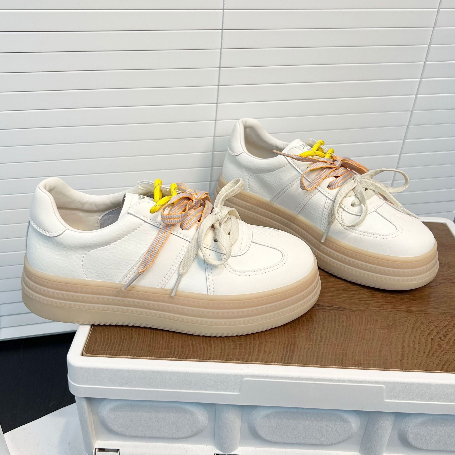 Damen Komfortable Sneaker mit praktischem Plateau und farbigen Schnürsenkeln R&B