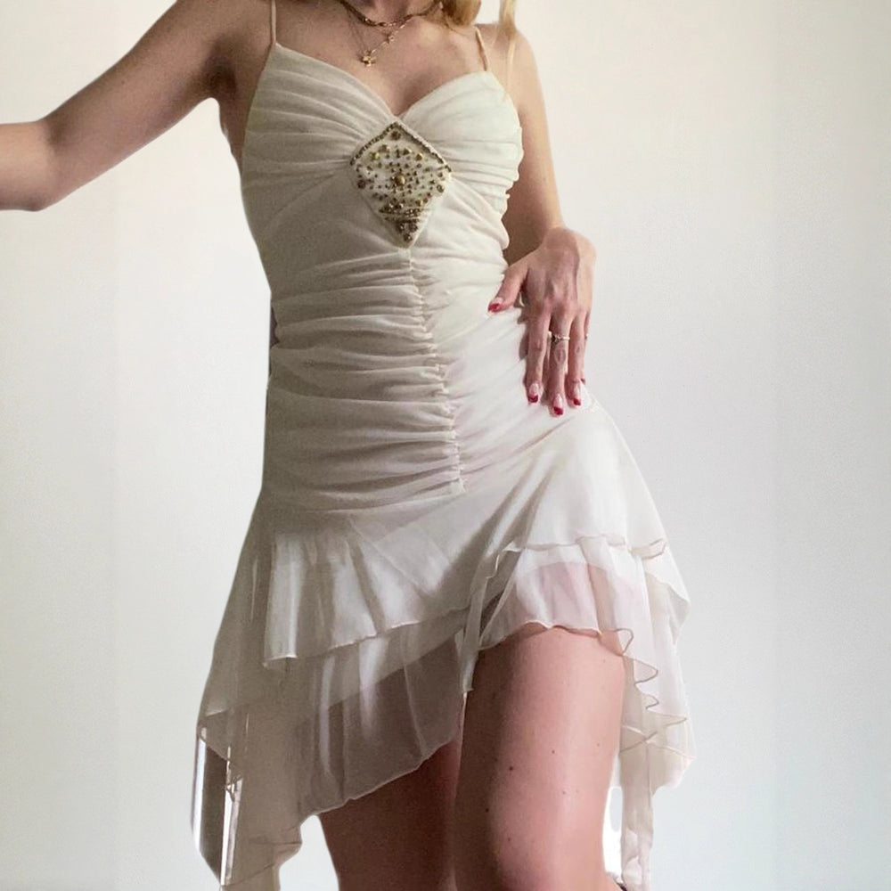 Damen Elegantes Abendkleid mit Rüschendetails und funkelndem Schmuck R&B