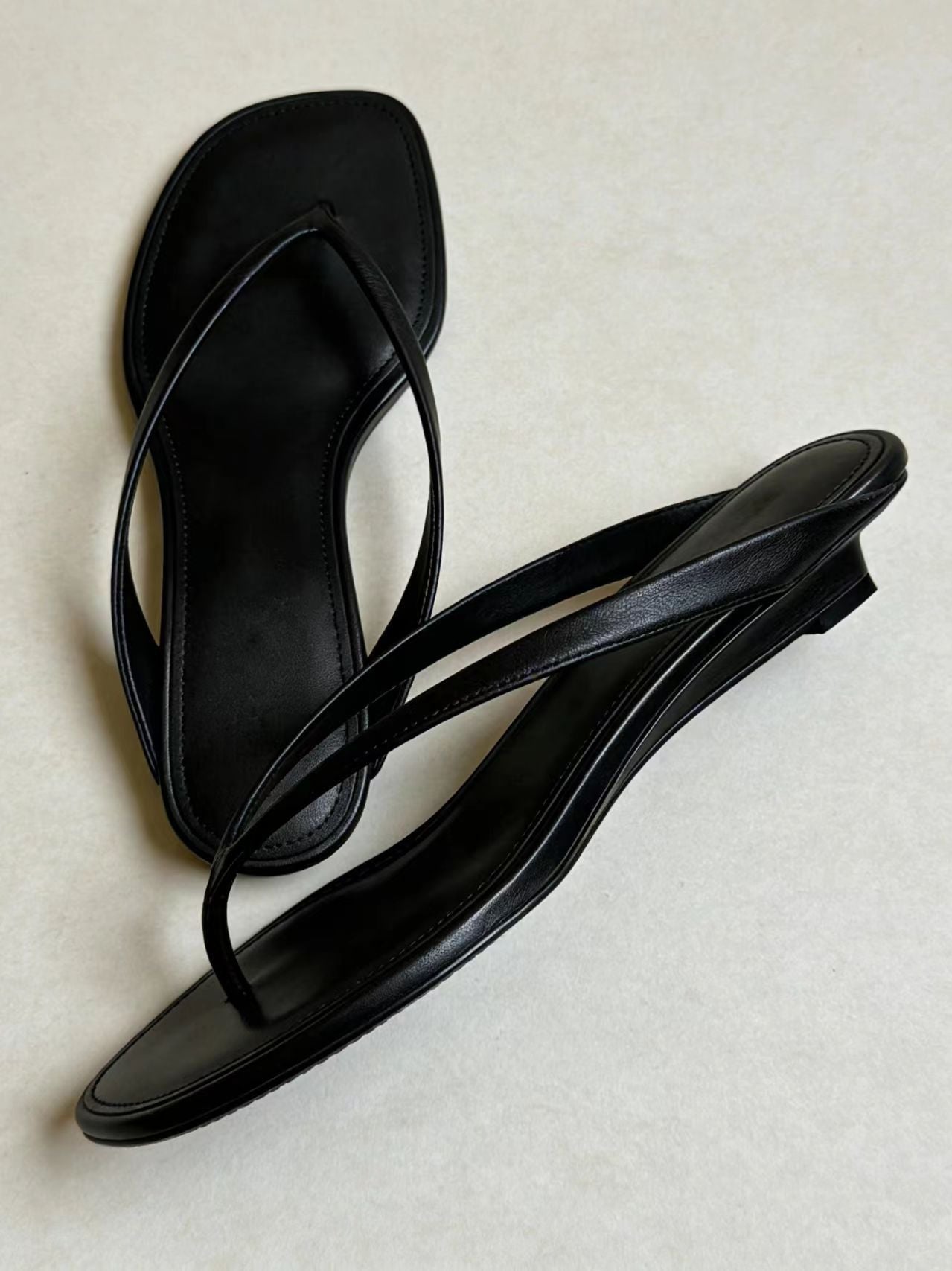 Damen elegante Zehentrenner-Sandalen mit minimalistischem Riemendesign R&B