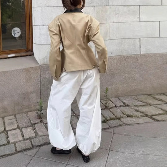 Damen Designer Steppjacke mit aufregendem Kontrastkragen und minimalistischen Taschen R&B