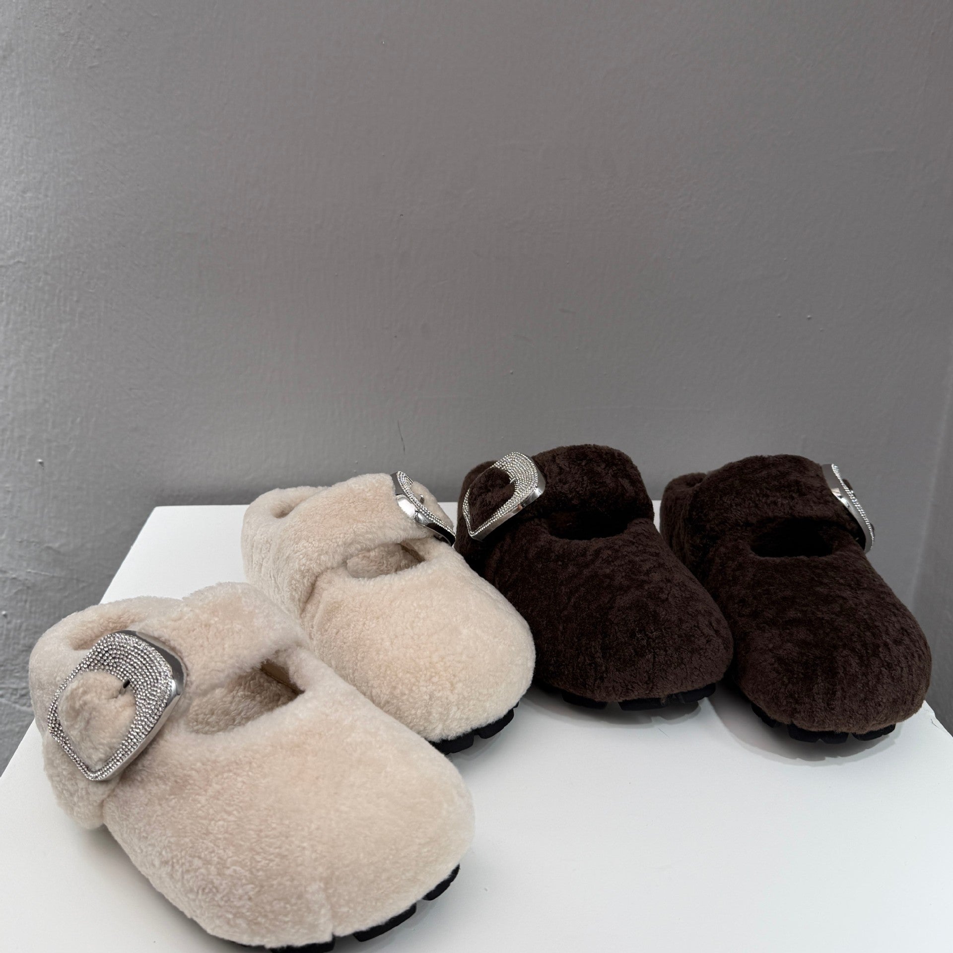 Damen Hausschuhe aus weichem Fleece mit modischem Schnallenverschluss R&B