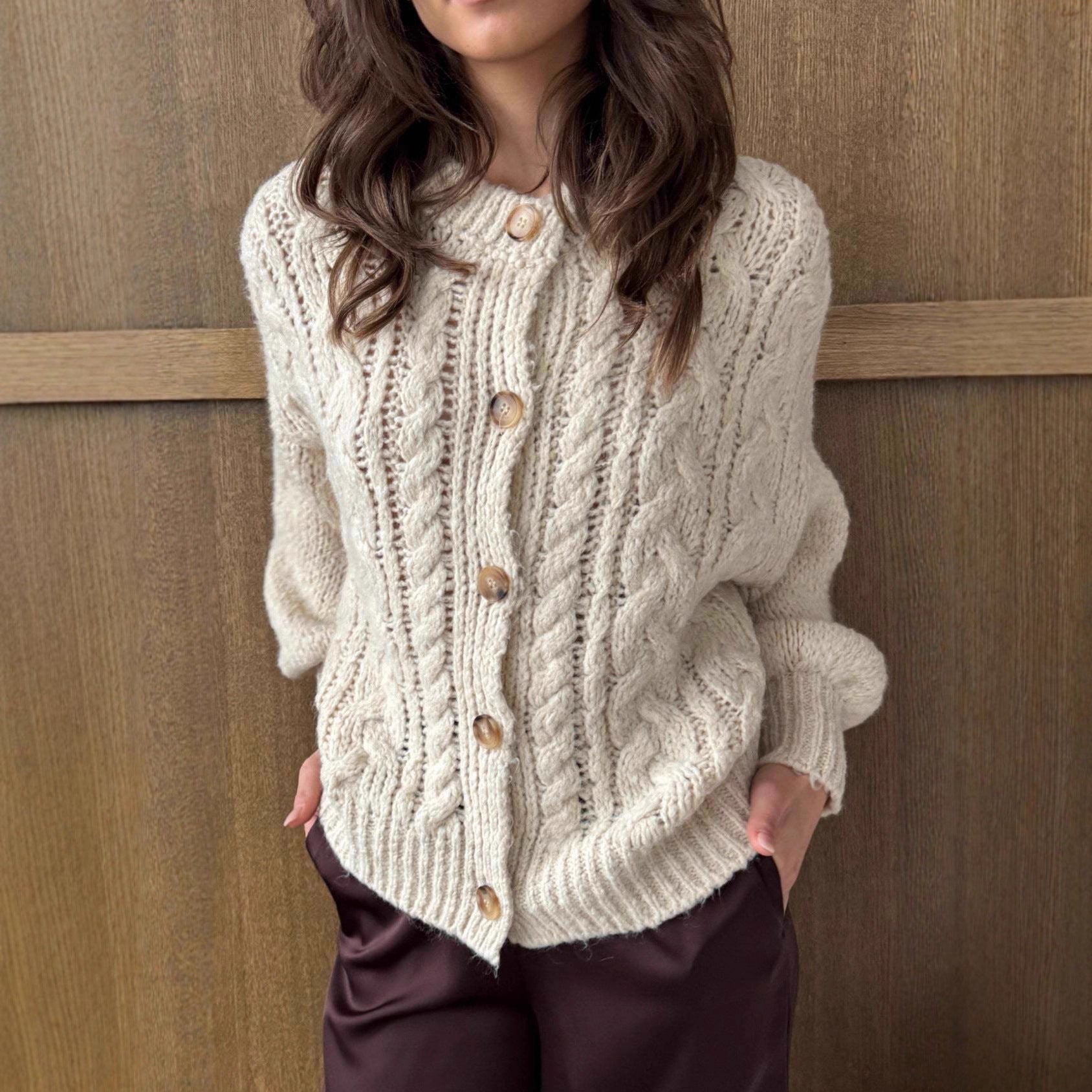 Damen Grobstrickjacke mit eleganter Knopfdetails und voluminösen Ärmeln R&B