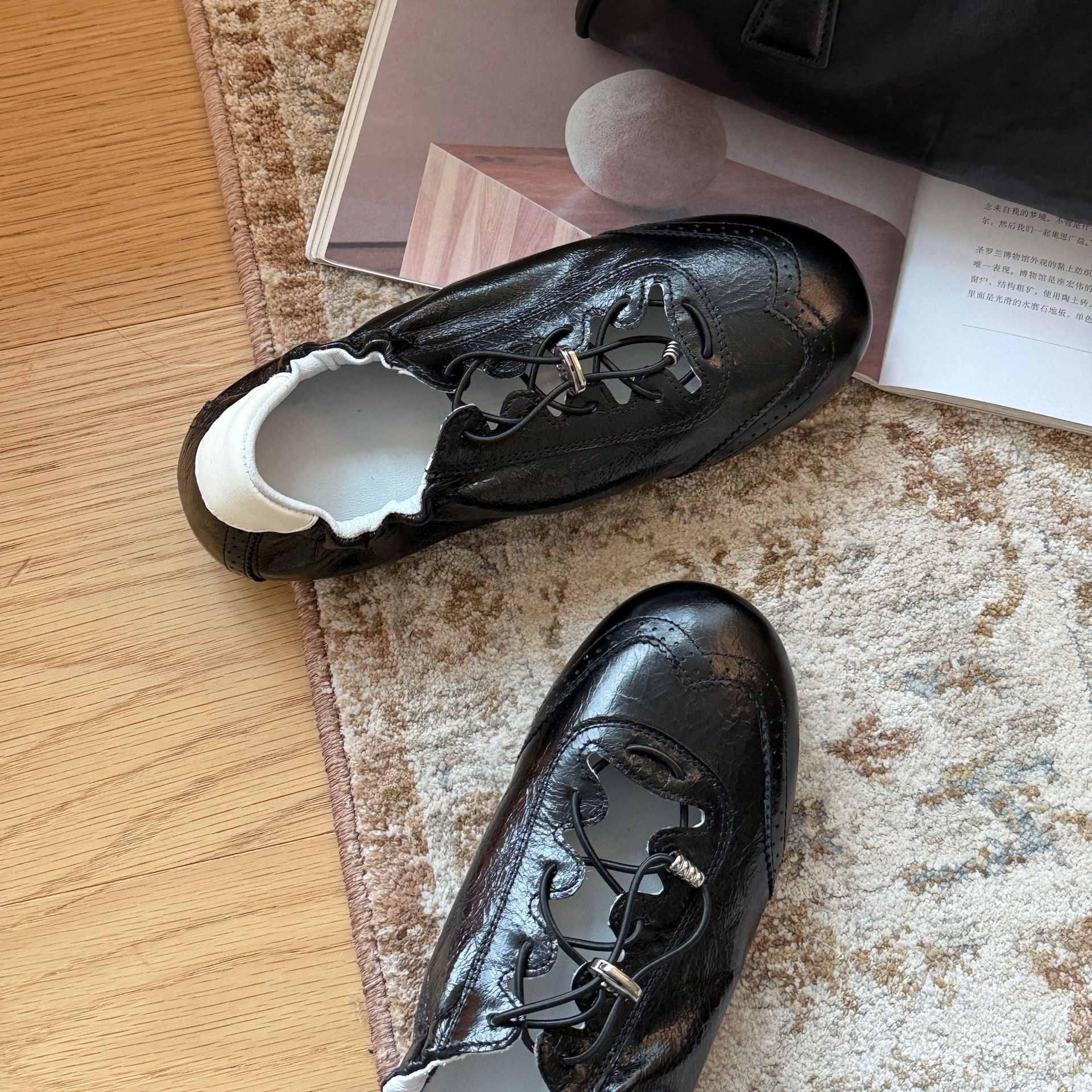 Damen Sportliche Sneakers aus glänzendem Metallic-Leder mit flexiblem Schnürsystem