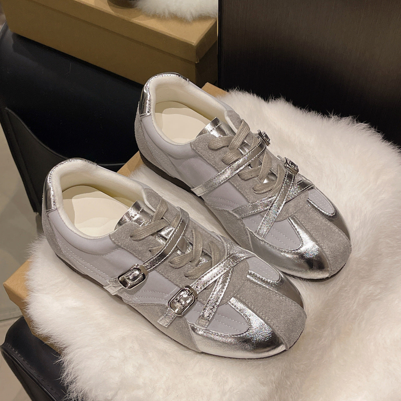 Damen Sneaker mit doppeltem Riemen und atmungsaktiver Oberflächenstruktur R&B