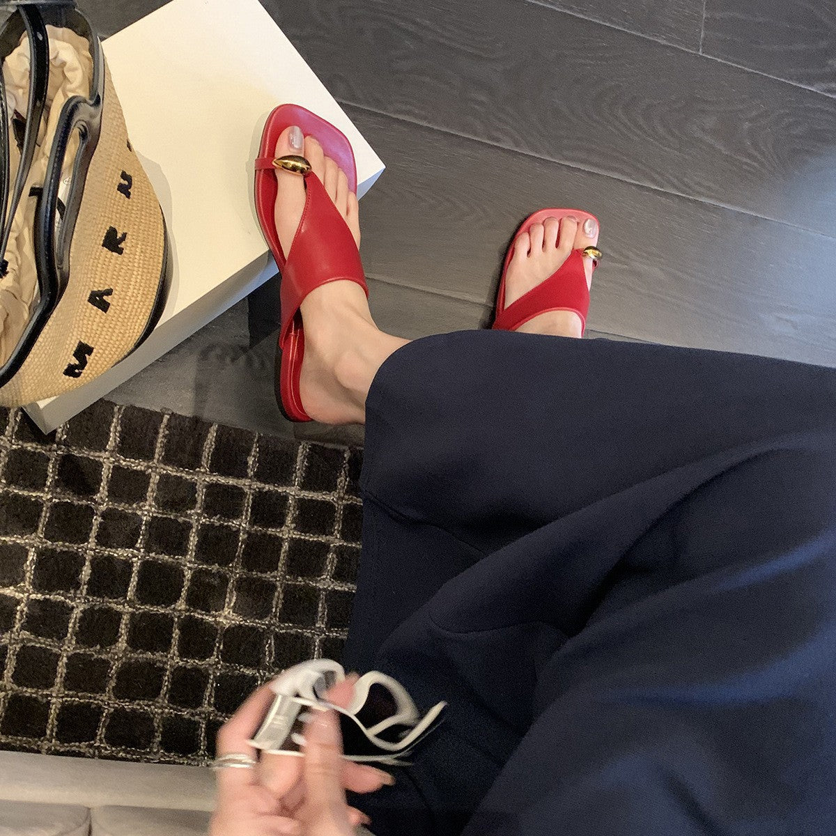 Damen Elegante Zehentrenner mit goldener Akzentbeschleunigung