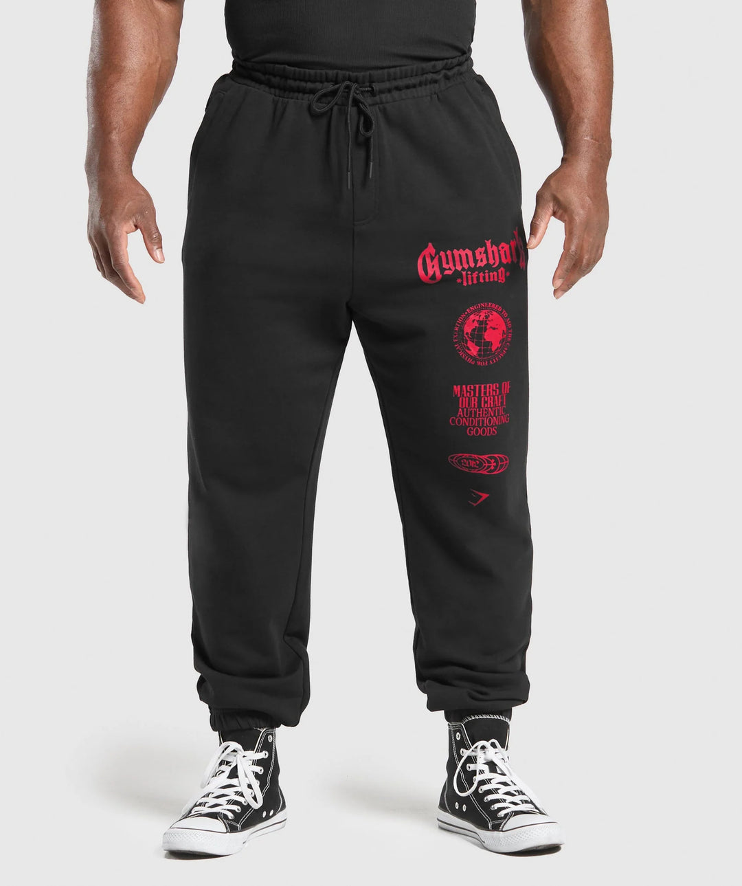 Herren nan konisch geschnittene Baumwollfleece-Sweathose mit elastischem Kordelbund gerippten Beinabschlüssen und großflächigem Logodruck R&B