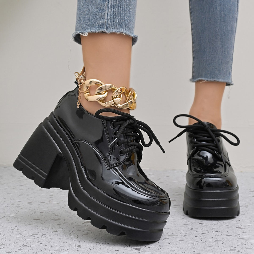 Damen Plateau-Oxfords mit robustem Profil und glänzendem Finish R&B