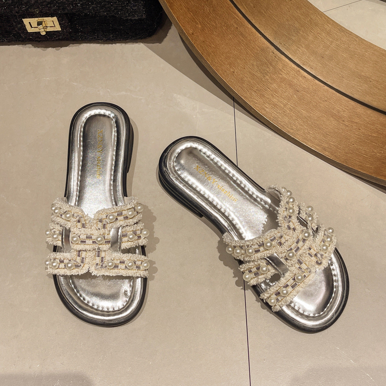 Damen Glamouröse Sandalen mit luxuriösen Perlenapplikationen EB