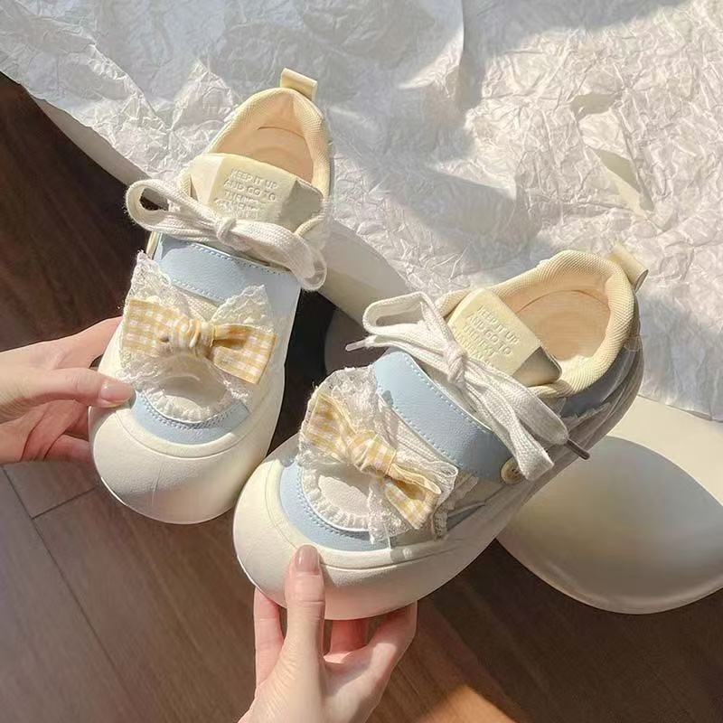 Damen Sportliche Sneaker mit einzigartigen Dekorationselementen R&B