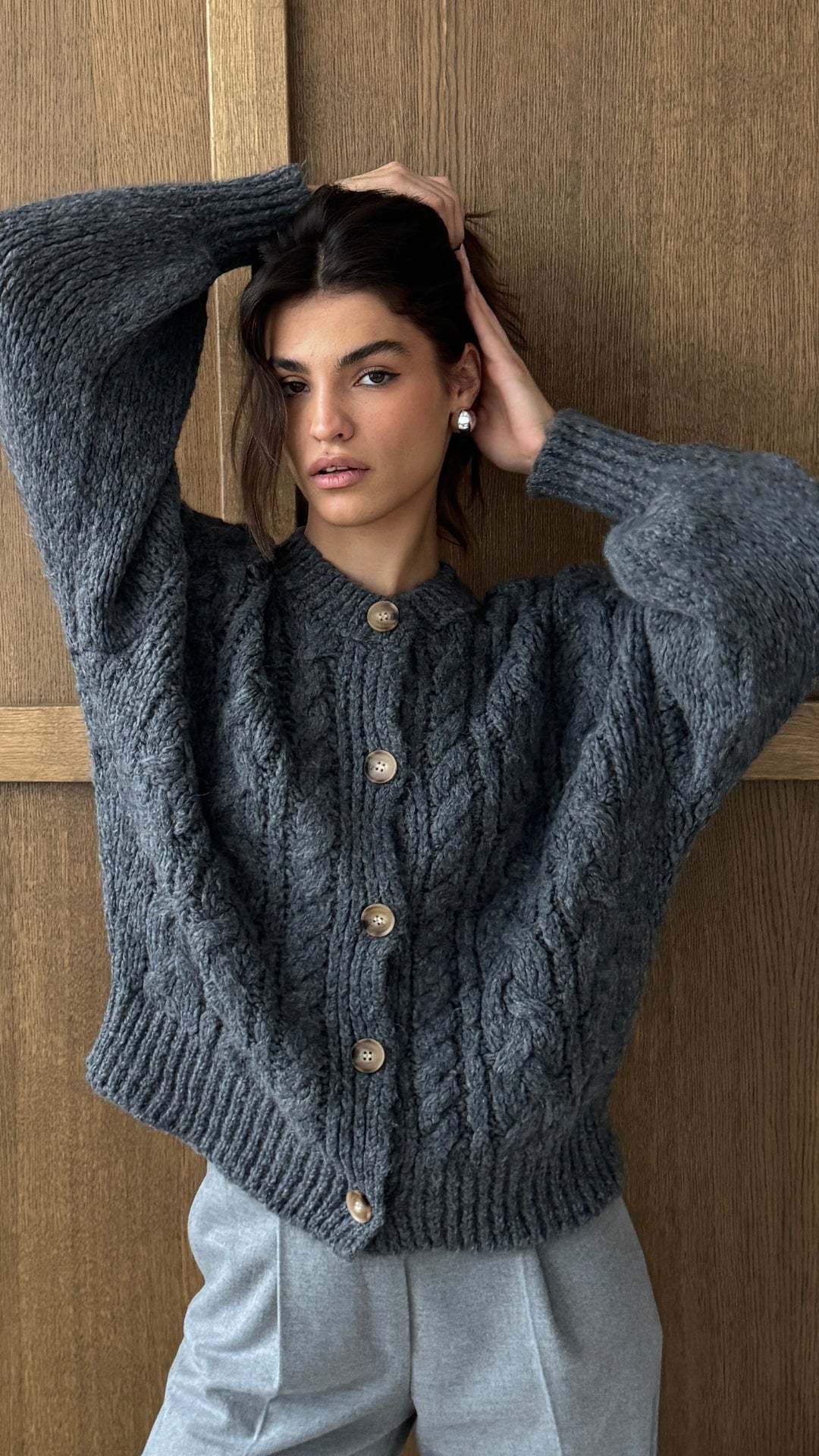 Damen Grobstrickjacke mit eleganter Knopfdetails und voluminösen Ärmeln R&B
