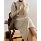 Damen Strickkleid mit hohem Kragen und Rippenstruktur