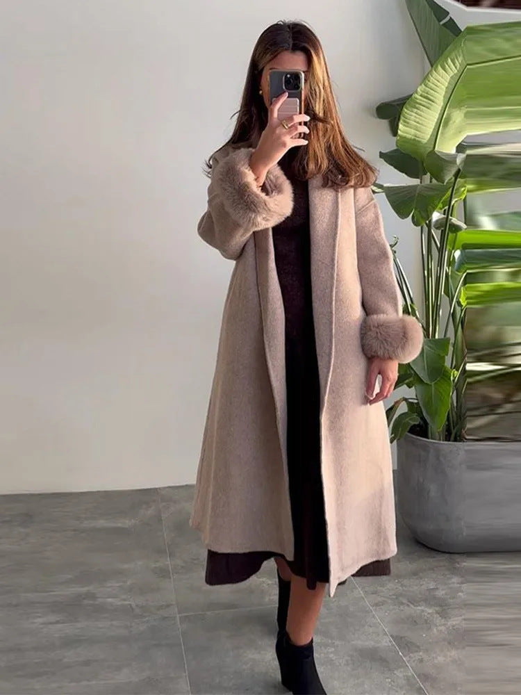 Damen Eleganter Wollmantel mit luxuriösen Pelzärmeln R&B