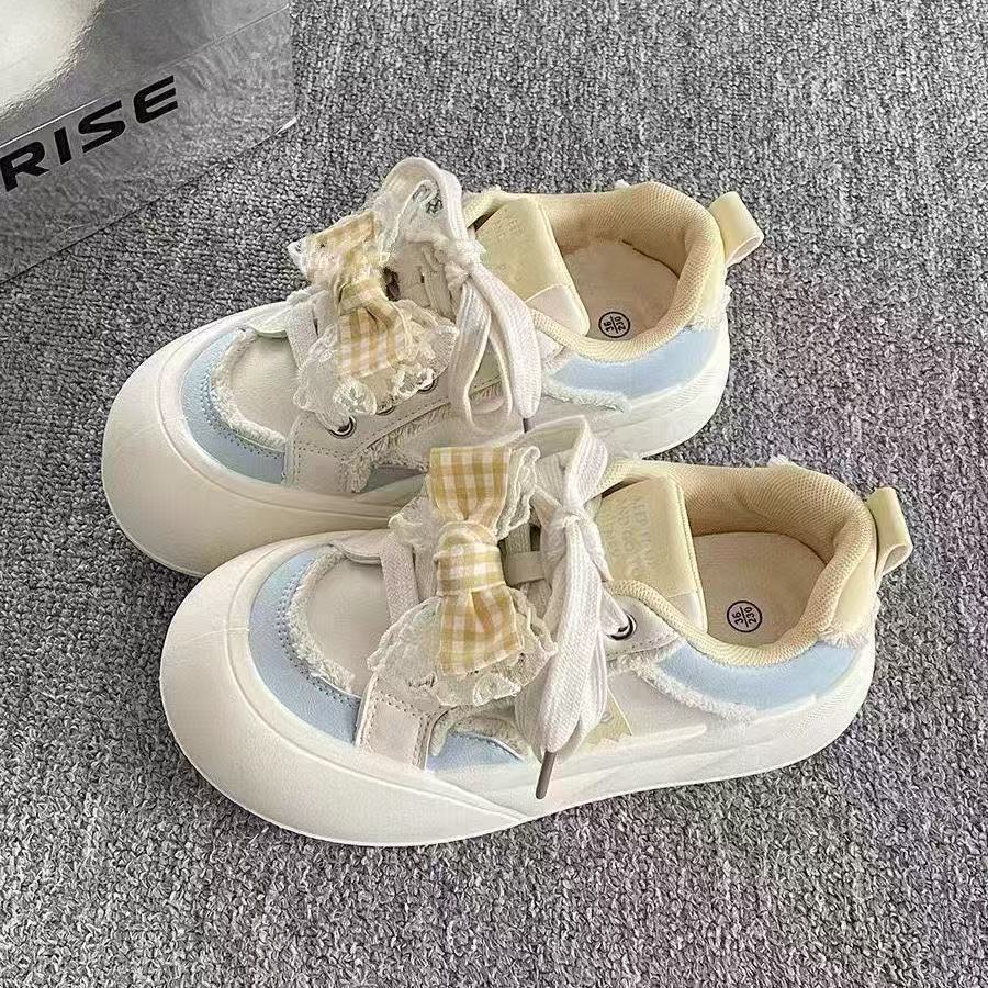 Damen verspielte Sneaker mit dekorativen Rüschen und komfortabler Dämpfung R&B