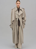 Damen Oversized Trenchcoat mit detailreichen Drapierungen und modischem Schnitt R&B