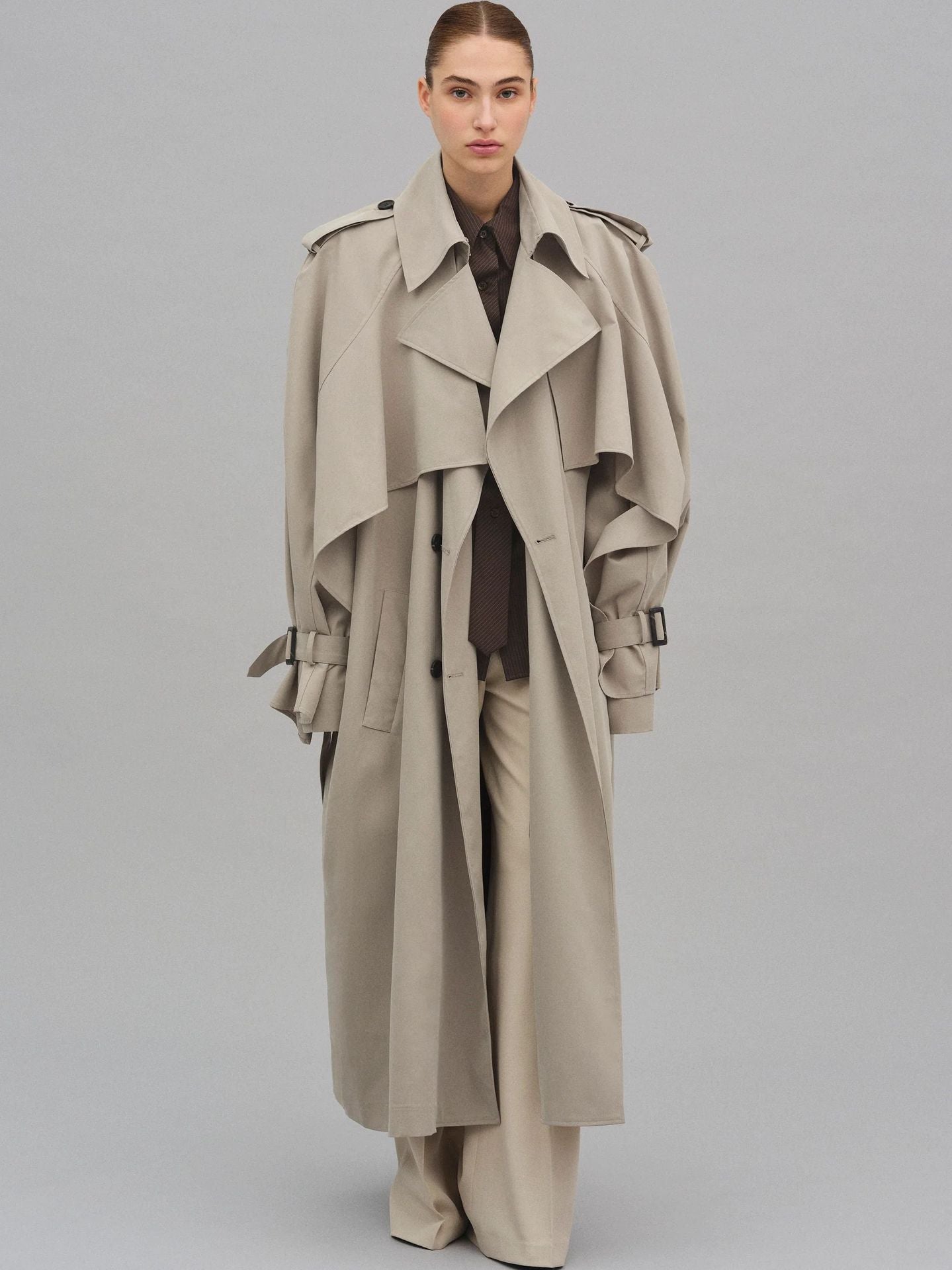 Damen Oversized Trenchcoat mit detailreichen Drapierungen und modischem Schnitt R&B